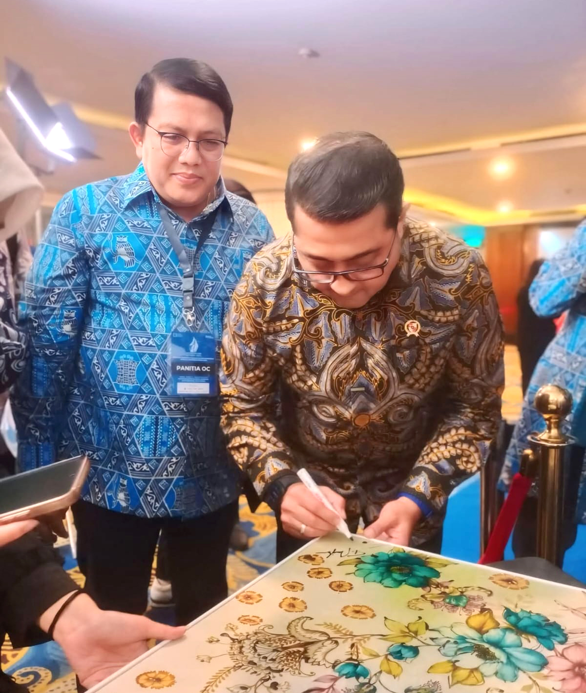 Foto bersama dengan Menteri Ketenagakerjaan, Menteri Koordinator Bidang Infrastruktur, Menteri UMKM, Menteri Ekraf, Bapak Sofyan Wanandi dan Para Ketua DPK/DPKO APINDO. [ Hari ke-2 Rakerkonas XXXIV DPN APINDO 2025 ]